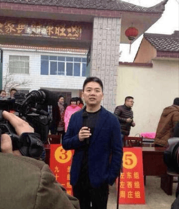 刘强东家乡烟花盛放，村民感激之情热烈表达