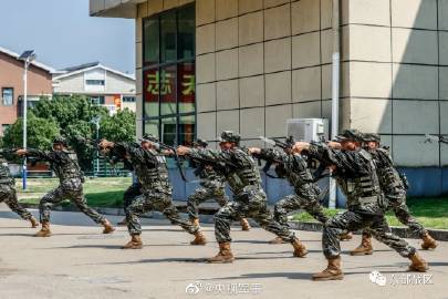 官兵，备战不懈，随时应对战争挑战