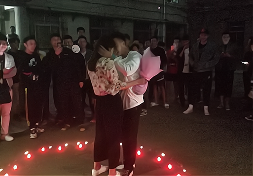 大二男生滑跪送花，师生情的独特浪漫表达