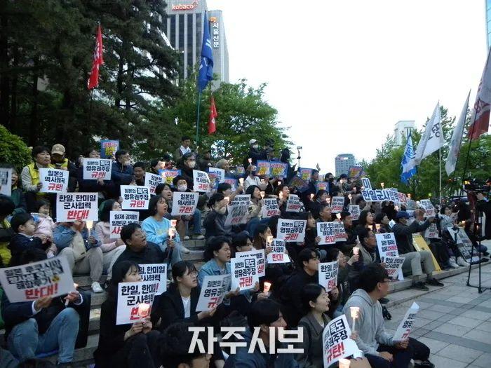 尹锡悦支持者与反对者集会冲突，政治纷争现场观察