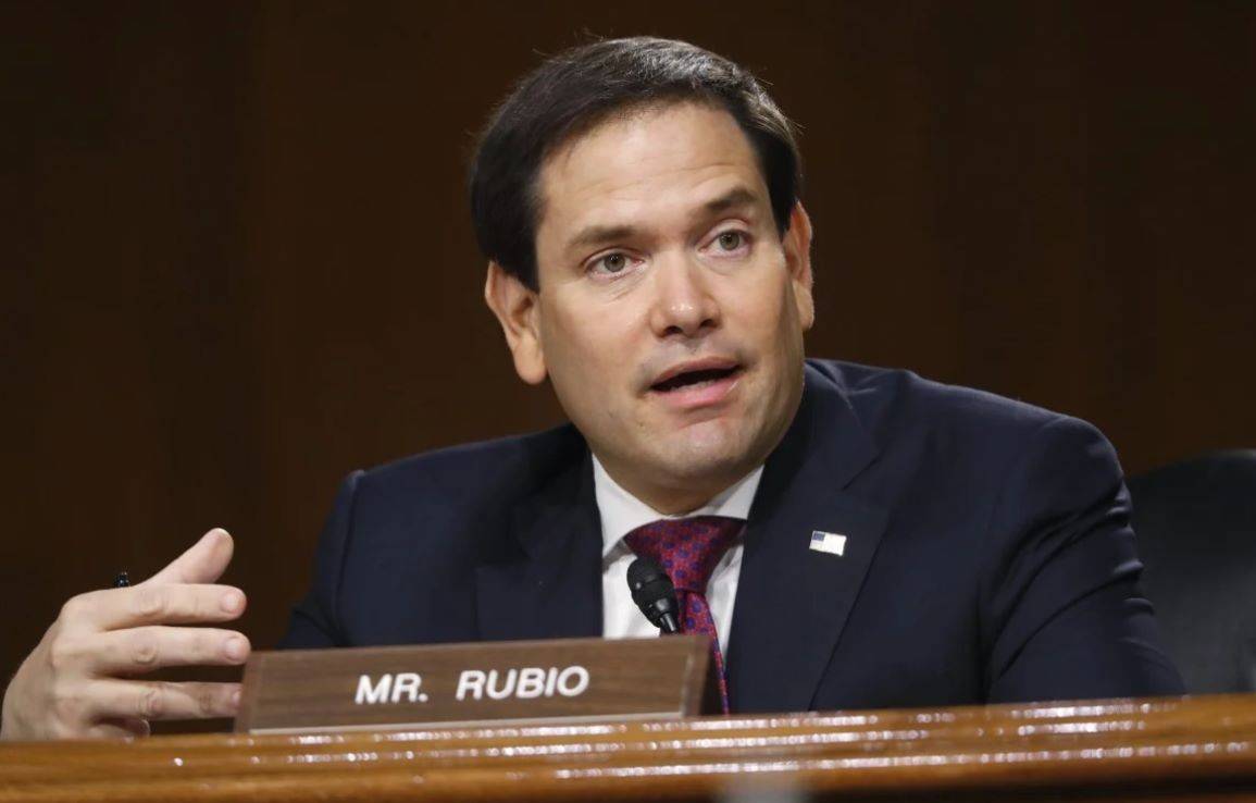 美国官员遭遇加税暂停风波，决策失误还是沟通障碍？议员嘲讽引发深思。
