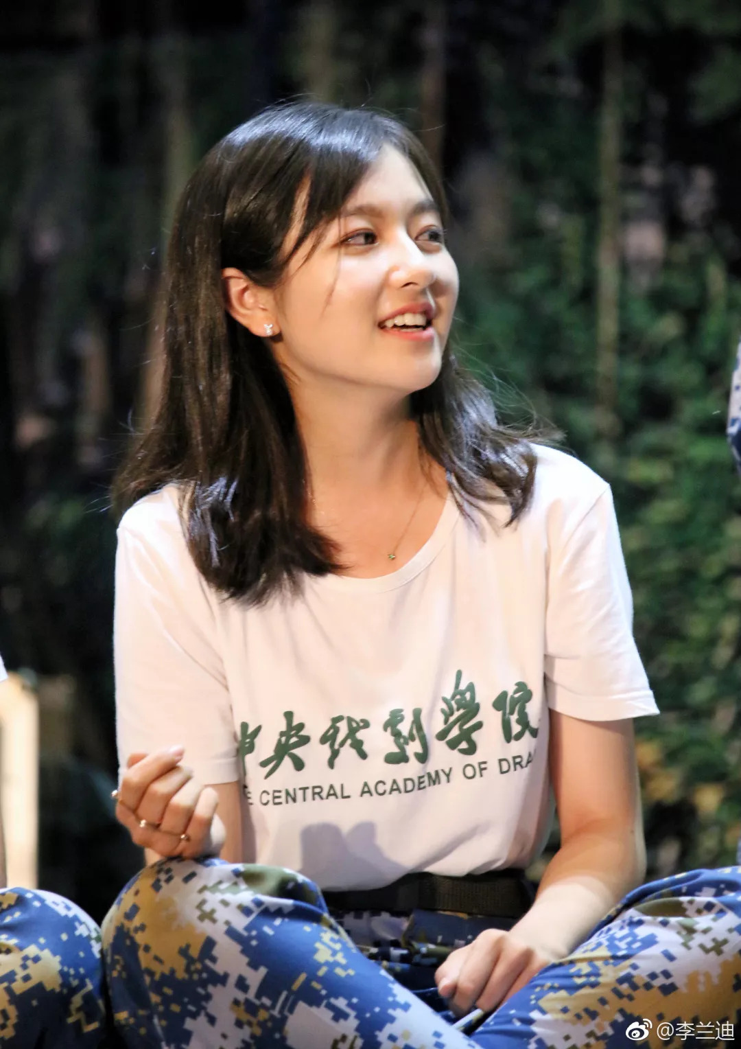 李兰迪聚焦青年力量，独特视角展现新成镜头下的青春发言