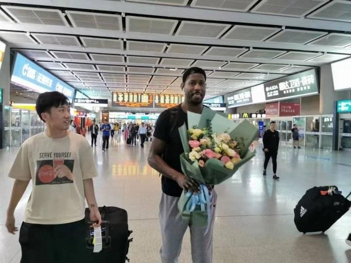 CBA球员惊人之举，女友被秘密带入宿舍，行李箱内藏玄机