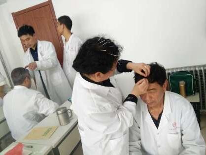 医学实践与教育融合，男子面瘫晕针事件引发主治医生现场教育课
