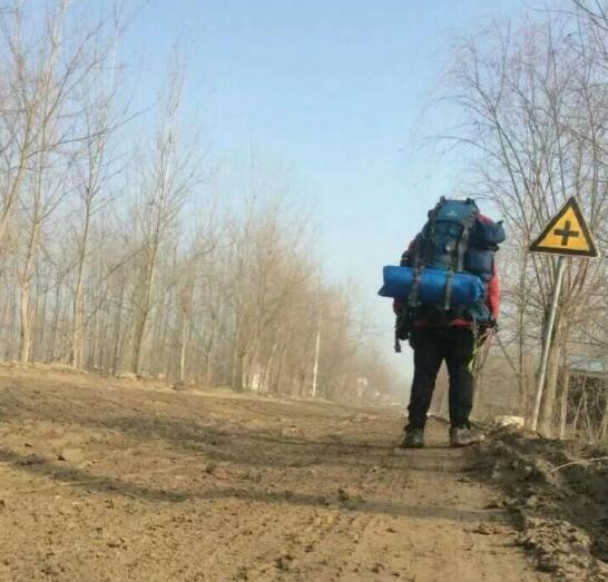 男子徒步650公里返乡过年，坚韧情感交织之旅