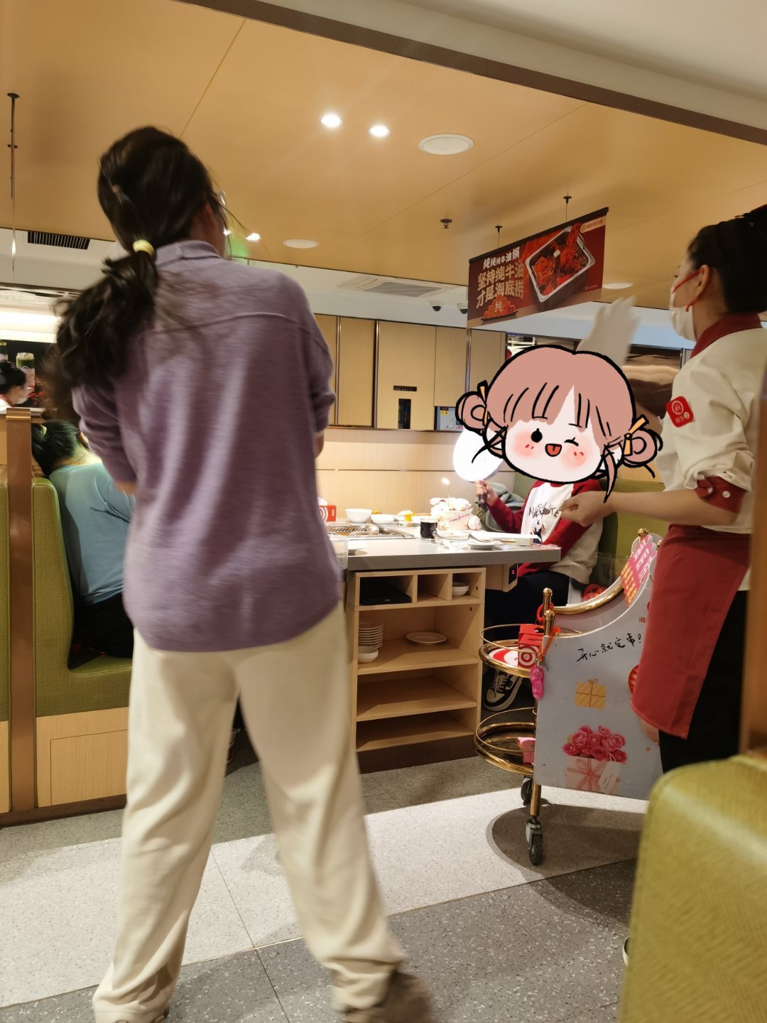 社牛小宝宝，餐厅里的热情打招呼之旅