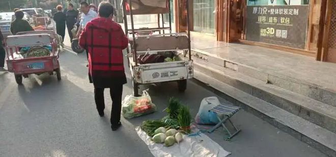 城管鼓励商户店外摆摊，共筑繁荣街头景象
