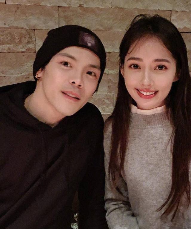 向佐晒庆生照，向太与郭碧婷的幸福瞬间