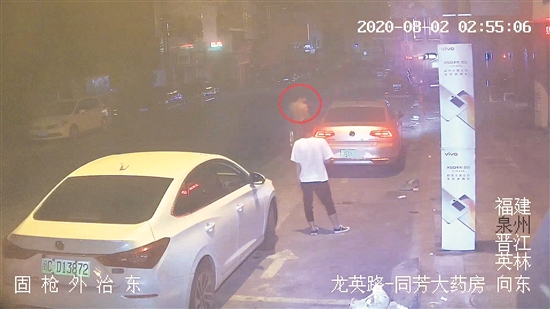 男子路中蹲身险遭车辆剐碰，意外警示引发关注