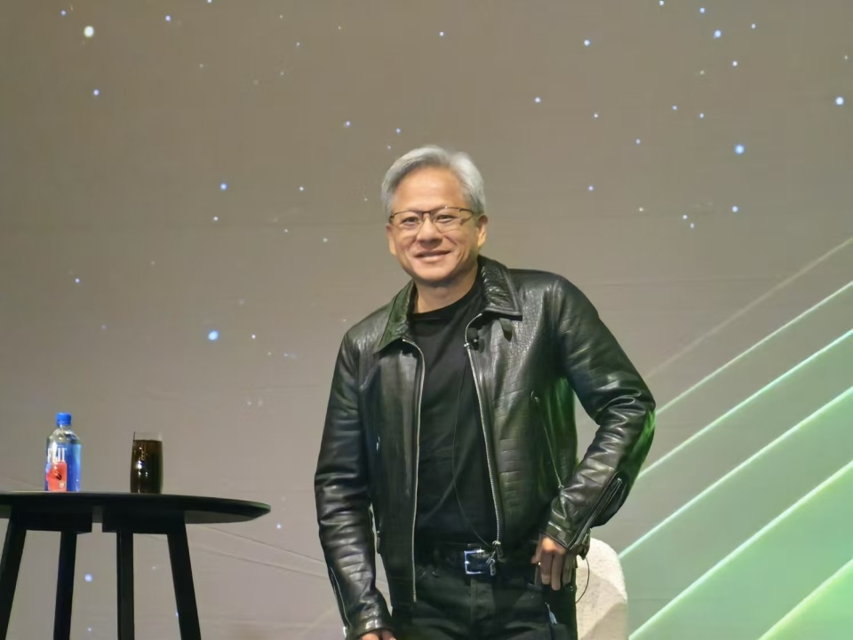 跨越文化与商业的温情时刻，黄仁勋现场抽四万元红包赠中国员工
