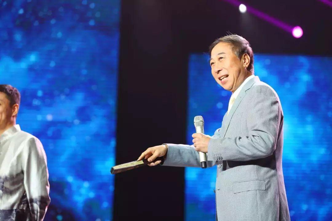 冯巩在辽宁春晚的感人呼唤，我想死你们了，唤起全民情感共鸣