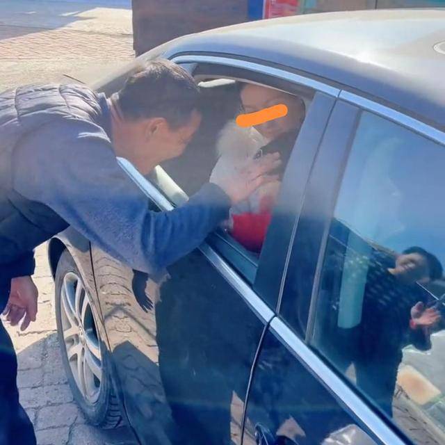 归途中的温暖拥抱，男子鞭炮迎喜回家过年与家人团聚
