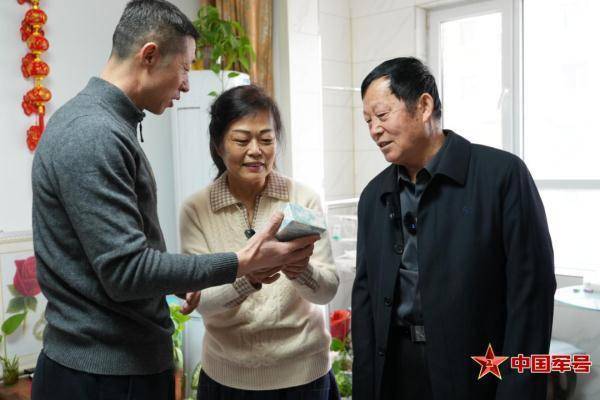 张楠烈士战友深情探望，共忆英雄情怀，关怀家庭温暖