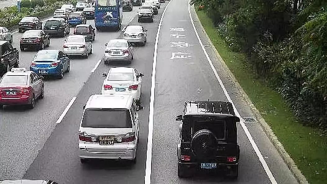 紧急停车事故，司机尿急转入应急车道引发后果