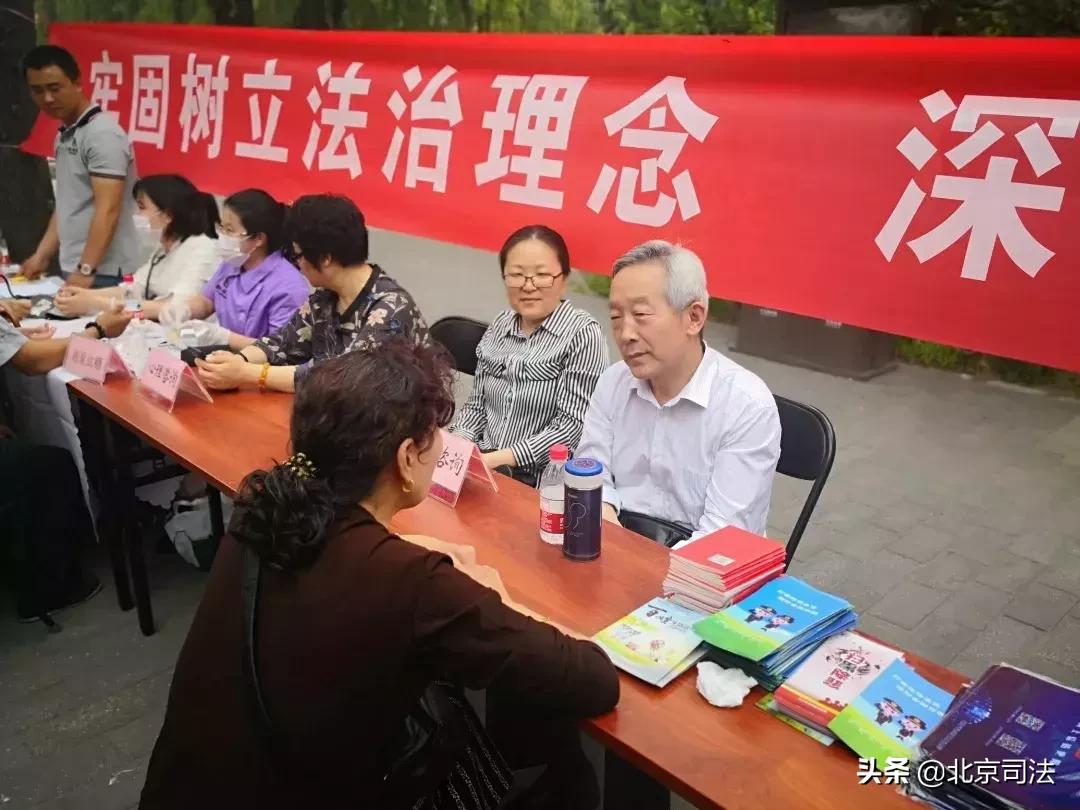 男子月工资打造独特电子春联，每日创新无重复