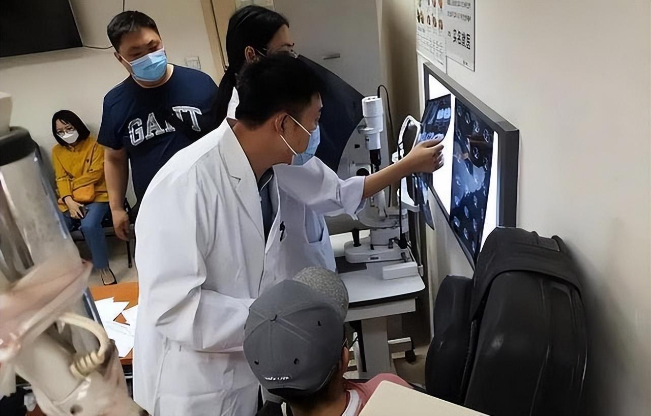 热议事件，医生救人遭要求证件证明，航空公司揭晓背后真相
