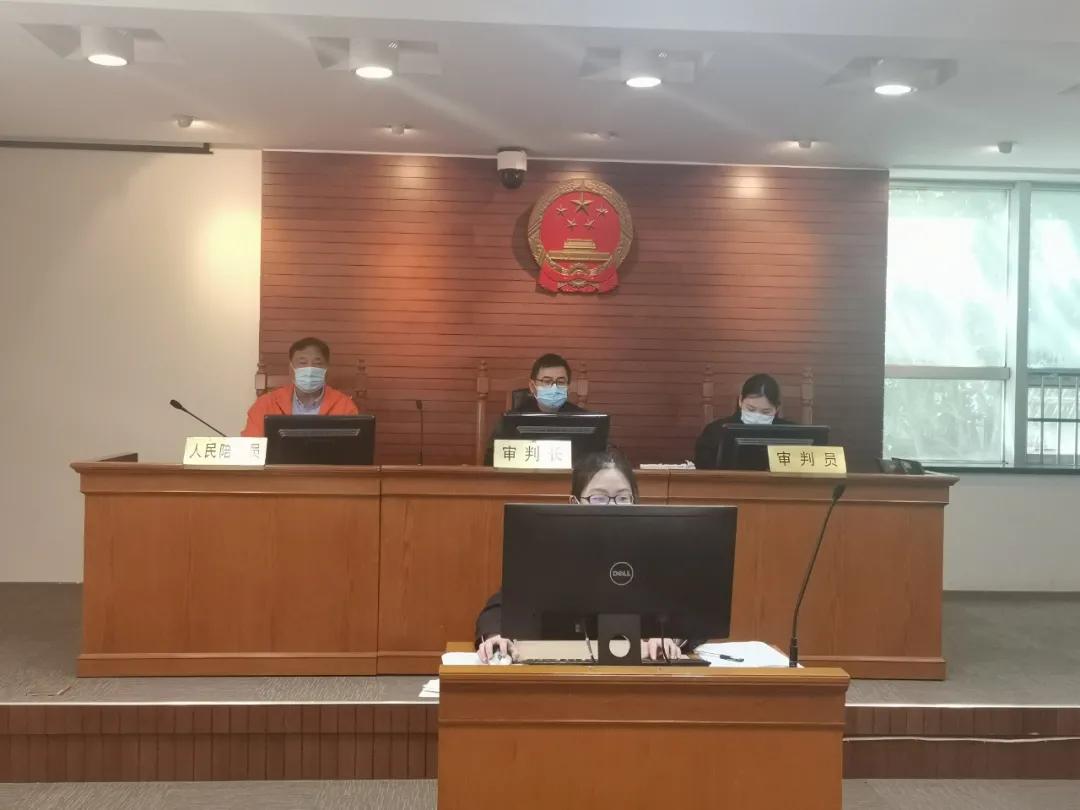 媒体热议，12岁女孩与阿婆抢座风波引发法庭争端