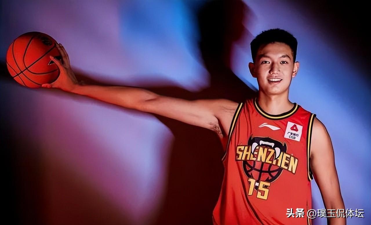 深山探险奇遇，博主穿越东北丛林惊现神秘东北虎