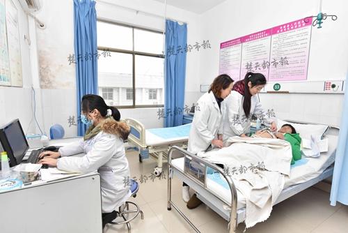 多地警车雪天护航，霸气保障交通畅通无阻