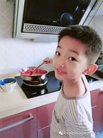 男孩与脑瘫姐姐的温馨厨房，烹饪中的心灵触动故事