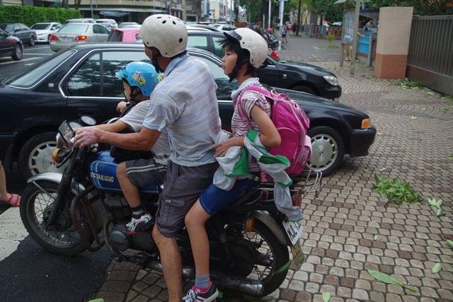 儿童骑摩托车上路，安全与教育双重挑战下的亲子骑行