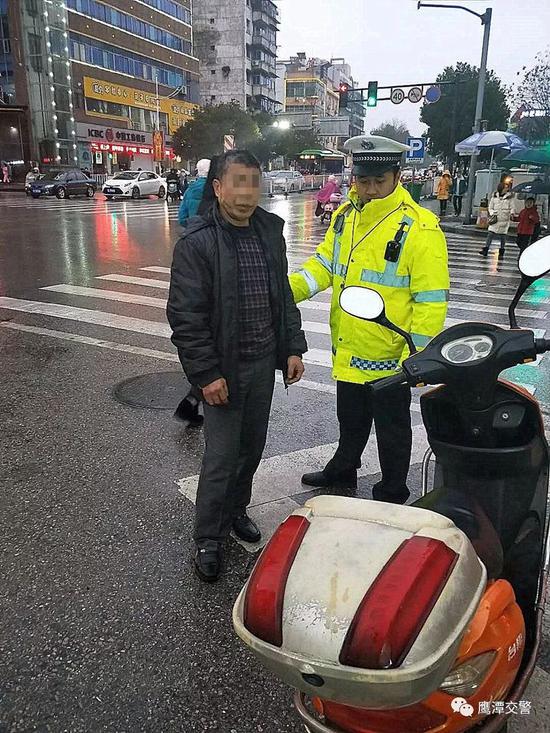 男子紧急拦警车载友脱险，十字路口的生死救援