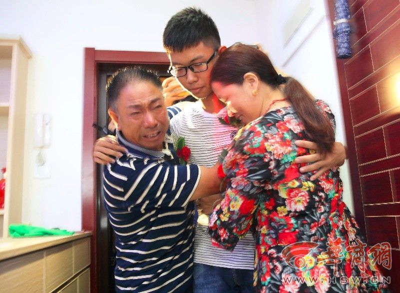 被拐男子与亲生父母重逢，跨越25年的团聚之旅