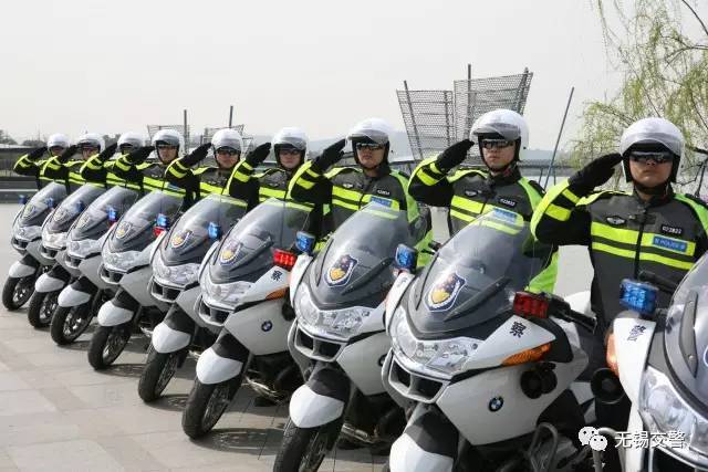 警方辟谣女子抢民警腰间配枪事件，真相揭秘与公众安全考量