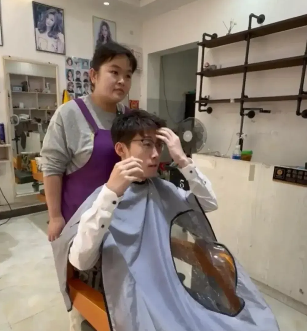 晓华理发店爆火后的首个周末迎来顾客高峰