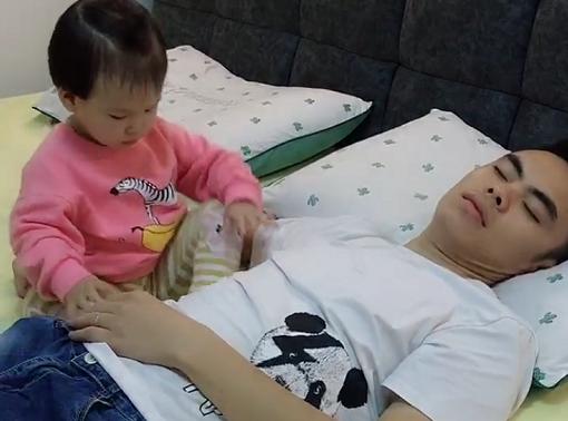 爸爸的课堂，独特讲课方式助眠宝贝梦乡