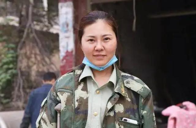 小伙家门口保安日常走红网络