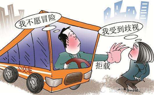 媒体揭露社会冷漠现象引发道德反思，药店晕倒老人无人救助遗憾离世