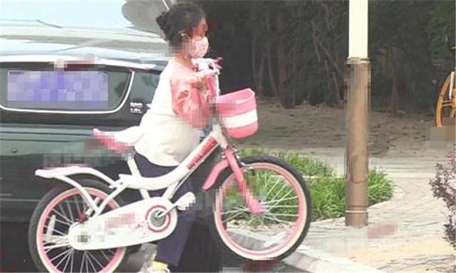 两岁女童独自骑车外出引恐慌，妈妈急寻求助
