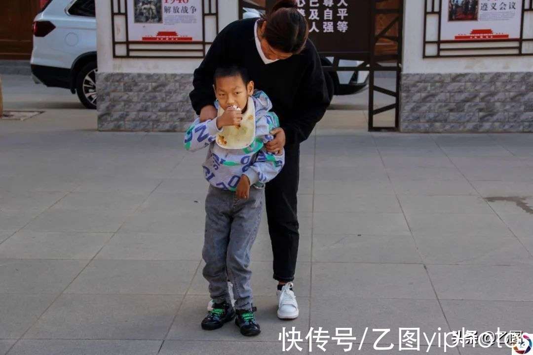 脑瘫男孩逆境中的坚韧，从无法行走到勇敢走上楼梯