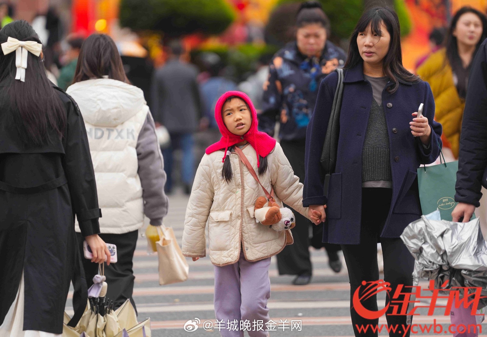 广东降温现象下的时尚潮流，羽绒服与短袖的共存之道探究
