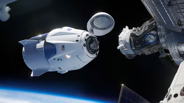 美国宇航员太空出差，8天的任务变成8个月的漫长流浪