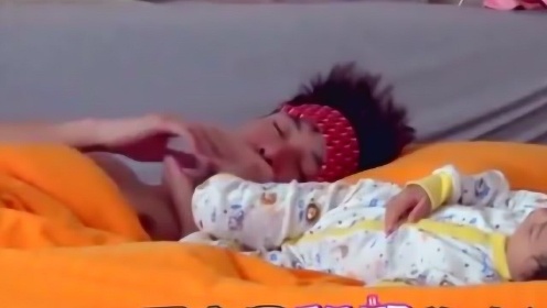 宝宝独特睡姿，脚丫亲密依偎爸爸脖颈