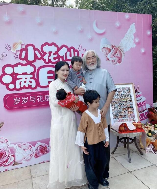 张纪中四胎女儿满月庆典，家庭喜悦引发公众关注