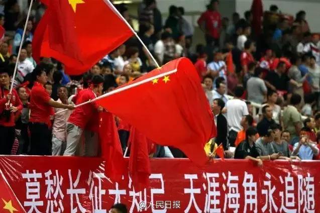 人民日报评国足，无惧强敌，赢得尊重与敬意