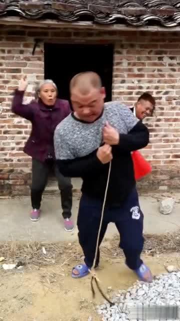 挑担比赛，姜还是老的辣，经验胜出！