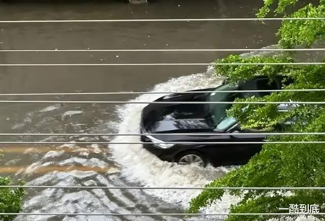 广东多地沿海遭遇海水倒灌，车辆受灾严重