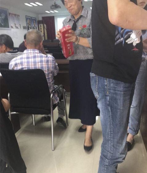 社区干部瓜分捐赠香烟事件曝光，纪委介入调查处理