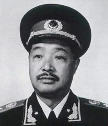 重庆私家车与军用装甲车相撞事件，回顾与解析