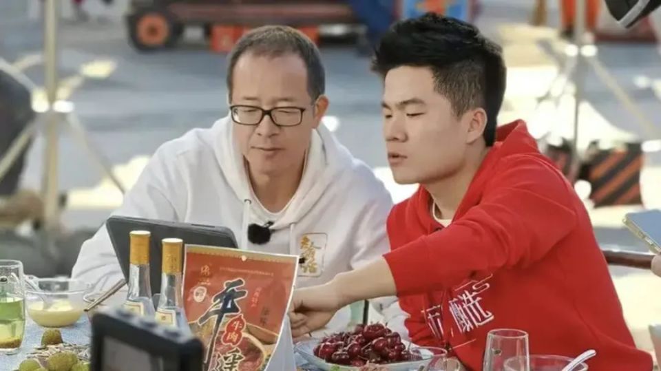 董宇辉转型之际的机遇与挑战，离任执行董事，未来之路如何走？