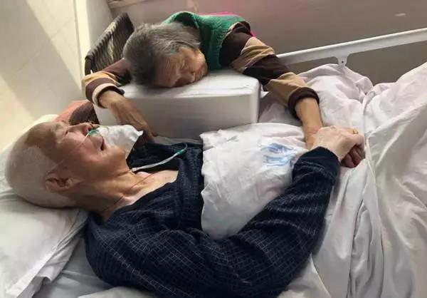 孙女病床前的深深关怀，爷爷的心疼与守护