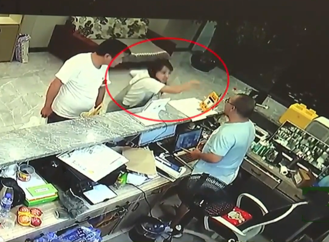 男子酒后失控动手闹事，遭店员KO结局