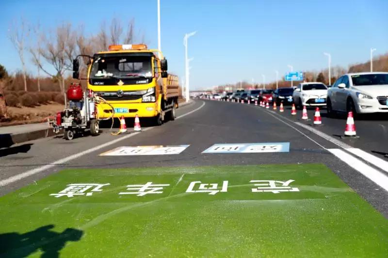小车跨两车道变道下高速，安全驾驶的警示与惊险历程