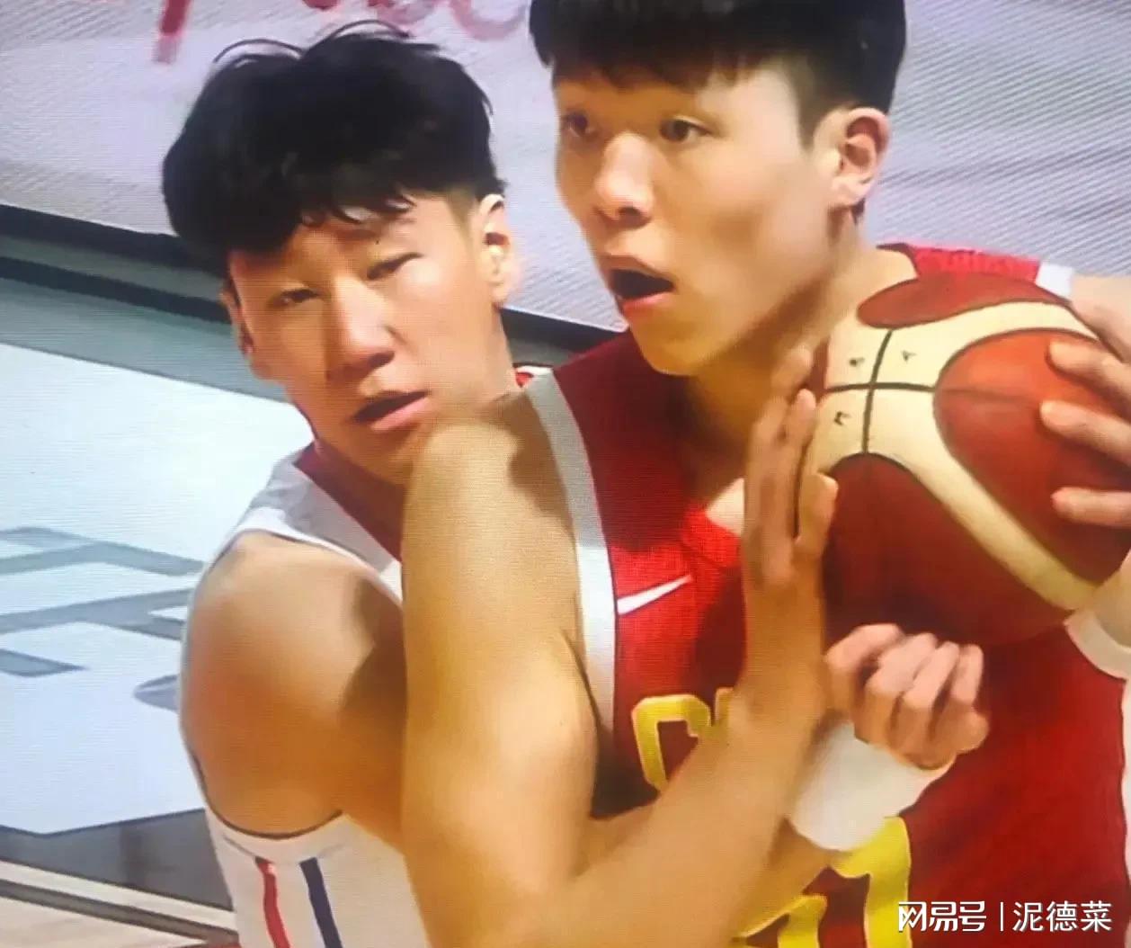 蒙古球迷对中国男篮主帅的不理智行为引发深思，水瓶事件背后的反思