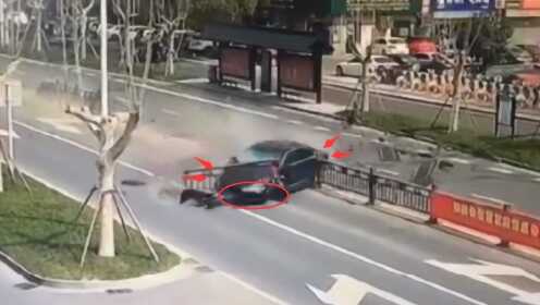 轿车失控冲上街道，疑似误踩油门冲破栏杆