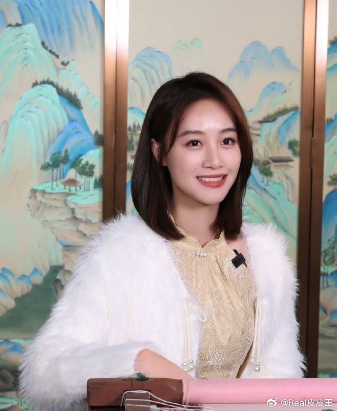 蓝盈莹共情李行亮引发网友热议，情感共鸣还是争议话题？